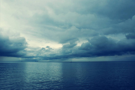 海上剧烈的风暴云。波罗的海。暴风雨前的海景