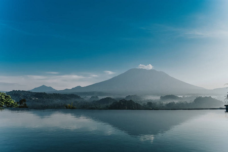 从游泳看巴厘岛梦幻贡的美景图片