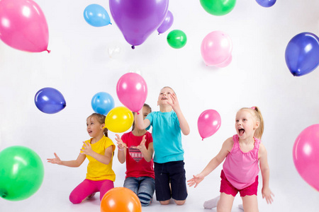 快乐玩耍的孩子在生日聚会上的组。白色背景上的孤立。假期，生日概念