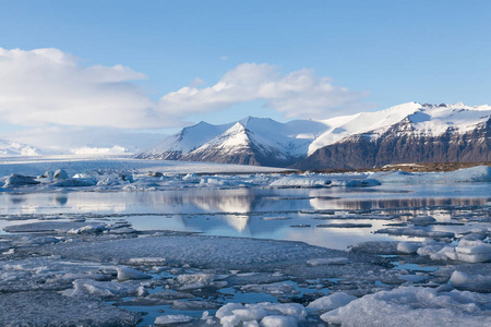 Jokulsarlon 冰川和泻湖与蓝天背景, 冰岛冬天自然风景