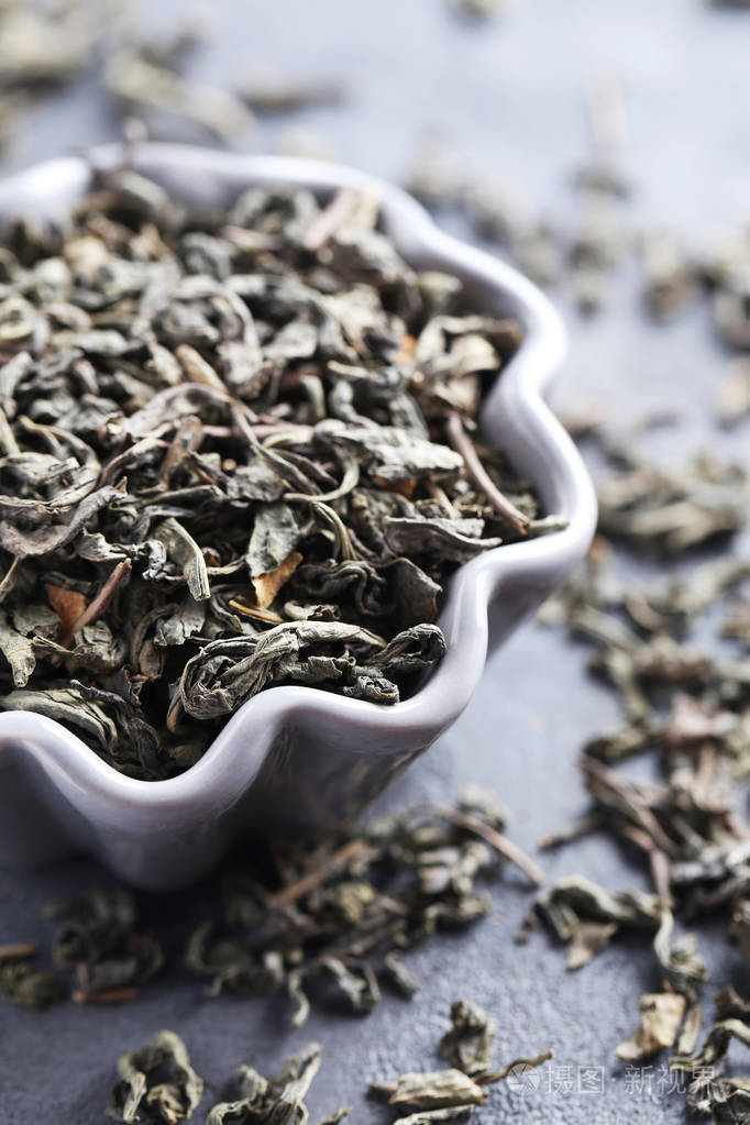 堆的干燥的茶叶在一个深盘
