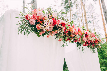 婚礼拱门上的花朵, 仪式装饰品