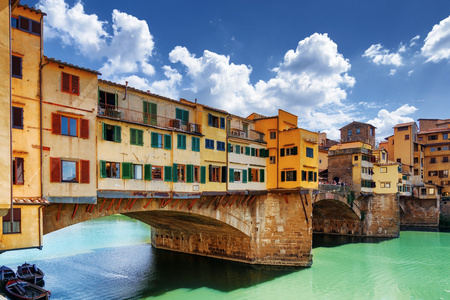 意大利佛罗伦萨中世纪桥旁景色
