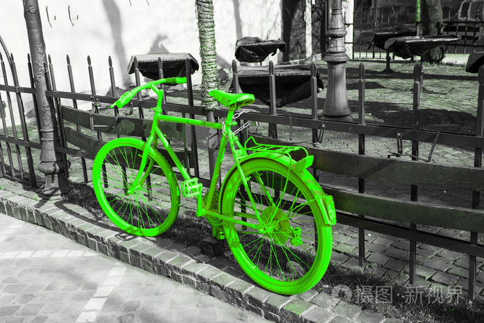 充满活力的绿色自行车在灰色的背景上.生态概念