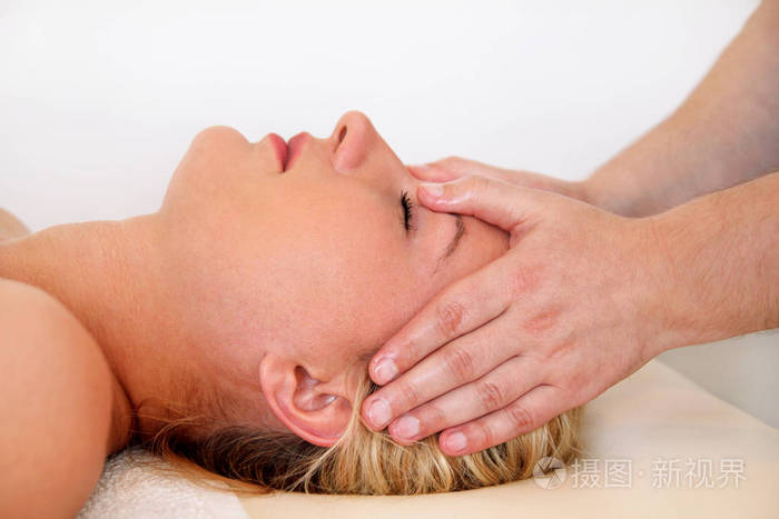 水疗中心的头面部按摩