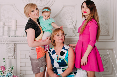 幸福的家庭的妇女，三代。时尚风格工作室画像