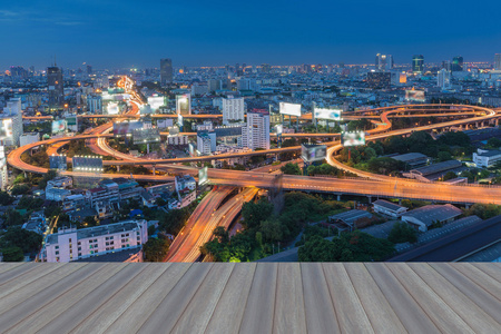 打开木地板 市高速公路和公路鸟瞰图