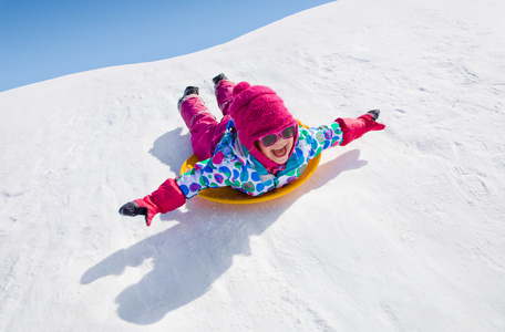 小女孩骑雪滑梯