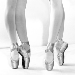 芭蕾舞鞋又称芭蕾舞拖鞋，是一种轻便的鞋