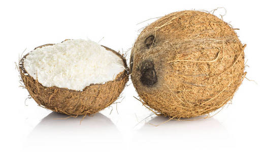 椰子和一个半填充的刨花在白色背景棕色纤维壳与牛奶。