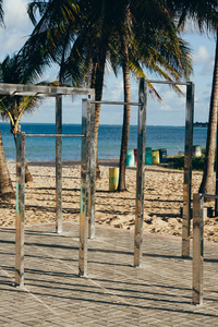 巴西海滩免费健身器材。露天健身房在海滩的白天时间形象。供市民使用的健身器材