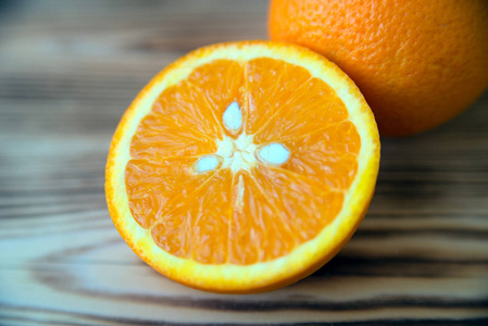 在木质背景宏照片上切片橙色橙色橙色