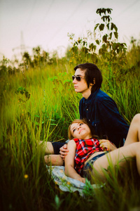 男孩和女孩坐在草地上