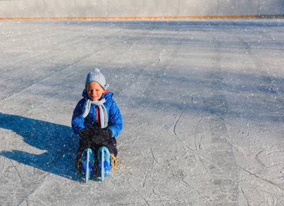 可爱的小男孩，学习在冬天滑冰