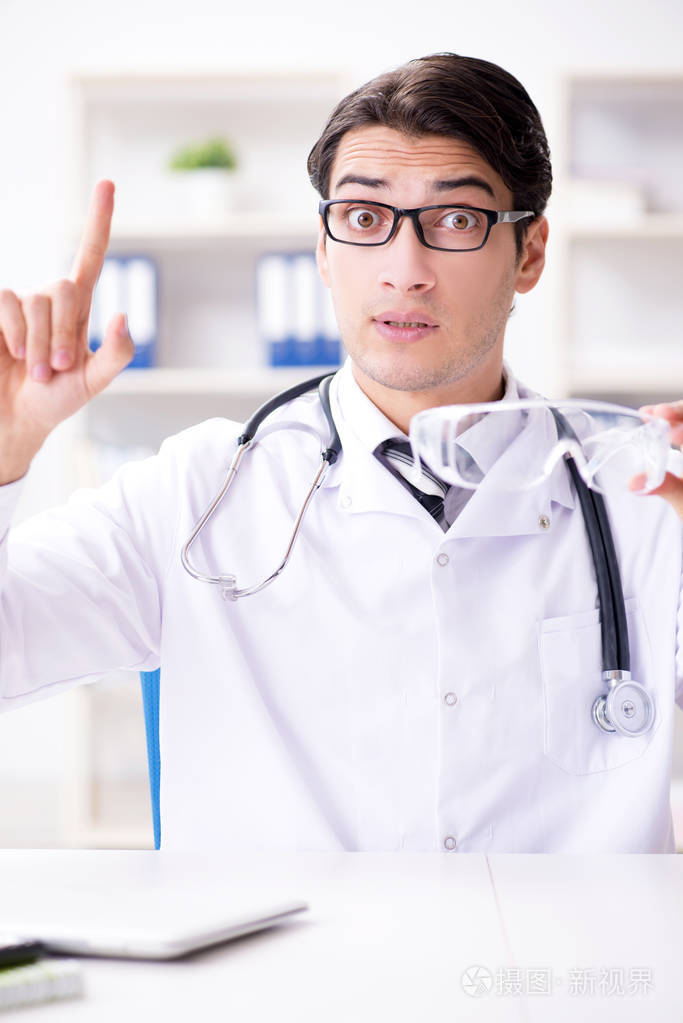 安全医生建议佩戴防护护目镜