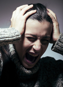 悲痛惋惜年轻漂亮的女人在麻烦,尖叫在悲痛中关闭照片