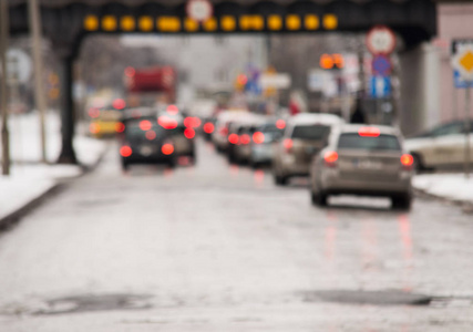 城市中的交通堵塞, 冬天, 汽车被注意力集中