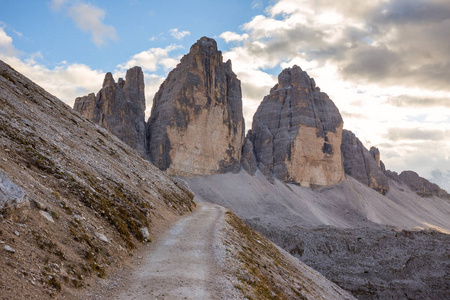 在白云岩阿尔卑斯山的三个城垛的cime di lavaredo