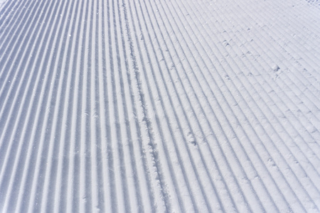 新鲜的雪美容师轨道上滑雪滑雪图片