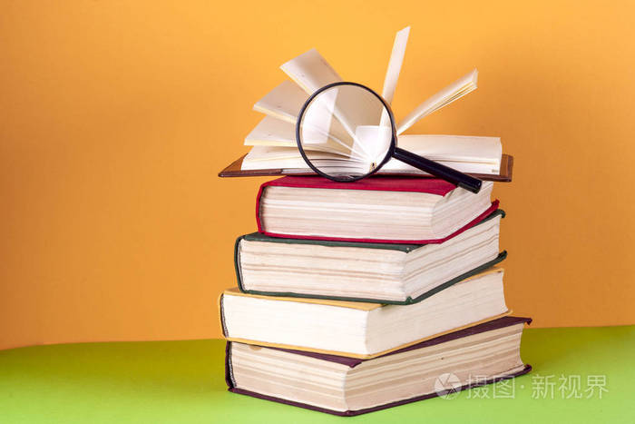 本打开的书,精装类图书归类明亮的彩色背景