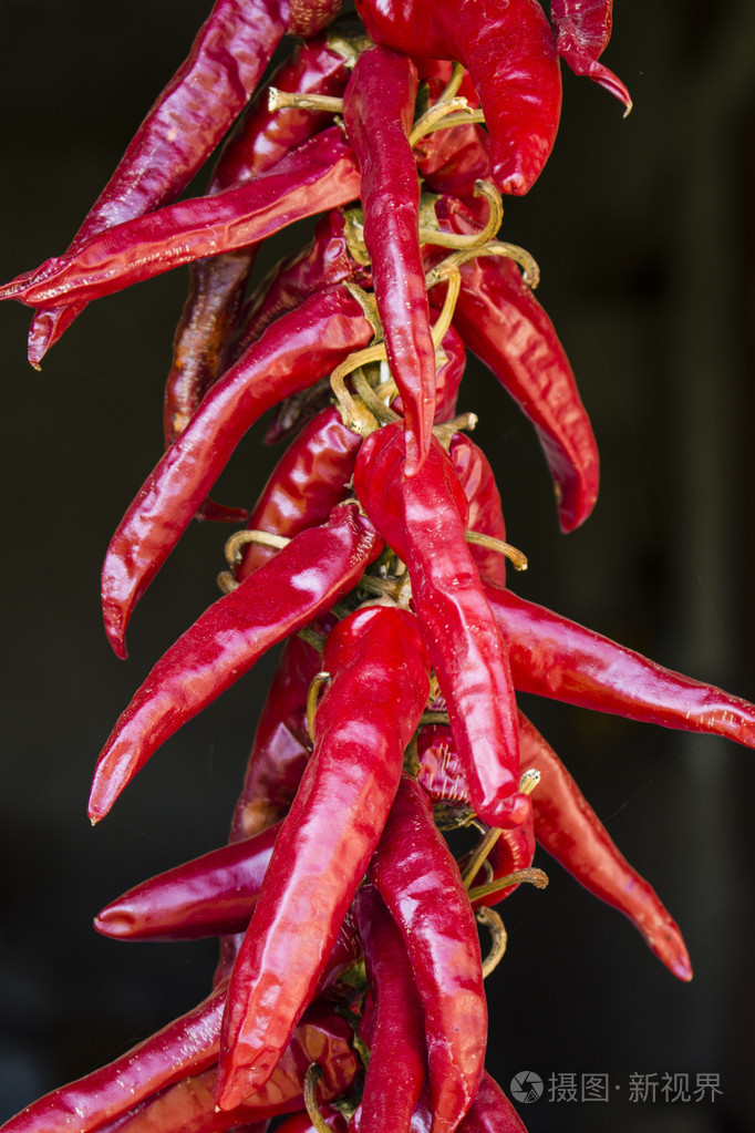 红辣椒在黑色背景上的字符串