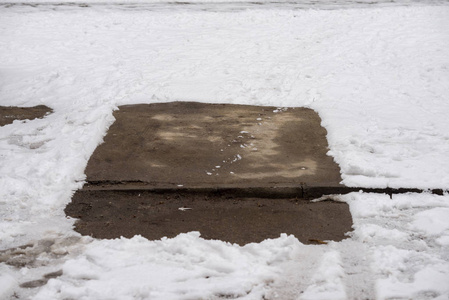 空荡荡的停车位在雪地里