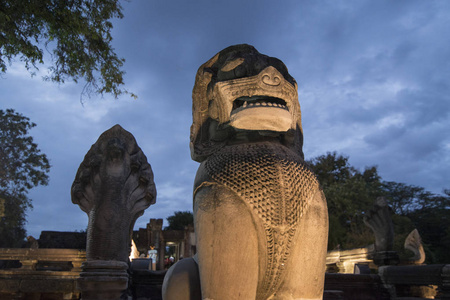 Phimai 历史公园的高棉寺庙废墟在 Phimai 节日在 Phimai 镇在 Provinz 空的叻差在泰国。泰国, Phi