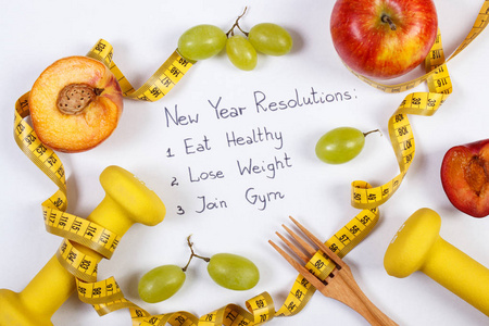 新年决议 水果 哑铃和厘米 健康的食物和生活方式