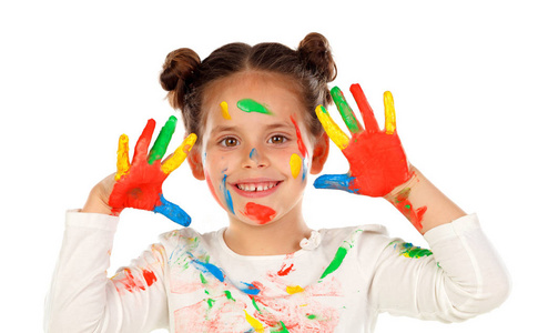 滑稽的女孩用手和脸覆盖在白色背景上的油漆隔离