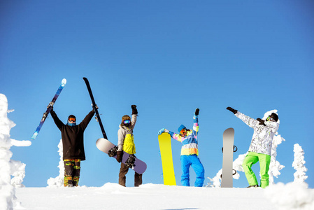 群快乐的朋友玩滑雪板滑雪概念