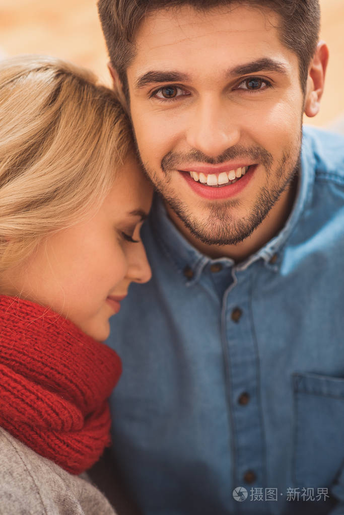 很恩爱的夫妻,在家里放松一下照片-正版商用图片0g4u4h-摄图新视界