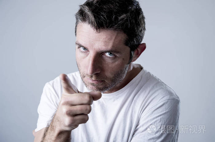 年轻有魅力的男人,蓝色的眼睛望著愤怒与疯狂的愤怒情绪和不安