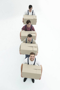 年轻的搬运工拿着箱子站在一排, 孤立的白色