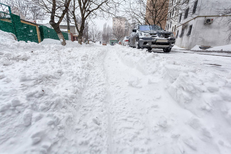 雪灾了城市。暴雪过后的街道