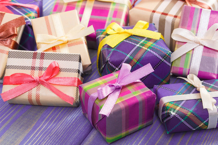用丝带的多彩礼物包装纸的圣诞节或其他庆祝活动