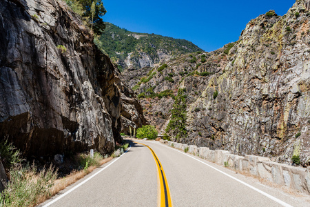两车道公路通过花岗岩岩石国王峡谷加州