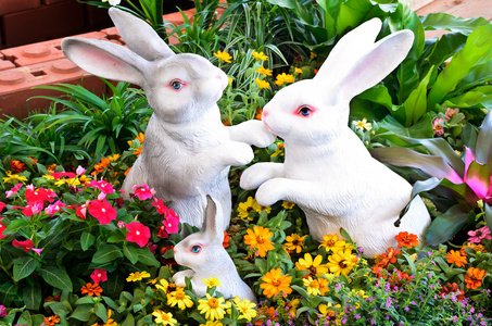 三只兔子雕塑花园图片