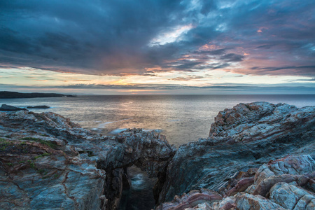 在加利西亚和阿斯图里亚斯海岸的海洋和海滩上的日落对世界其他地方没有任何羡慕之处, 那里的云彩彩虹光线自然的岩石拱门等壮观的