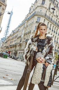 微笑的新潮的母亲和女儿在巴黎，法国