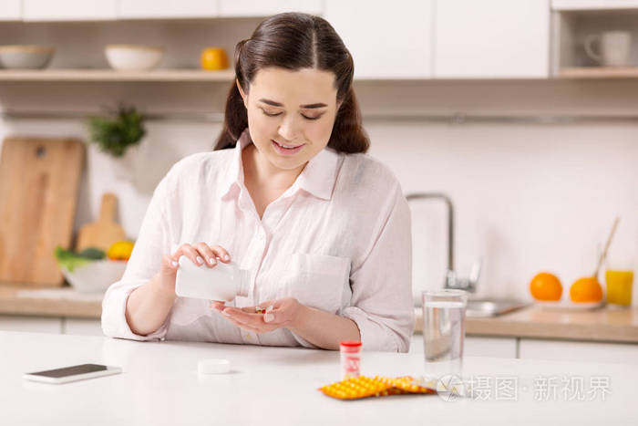 迷人的高兴的女人吃药