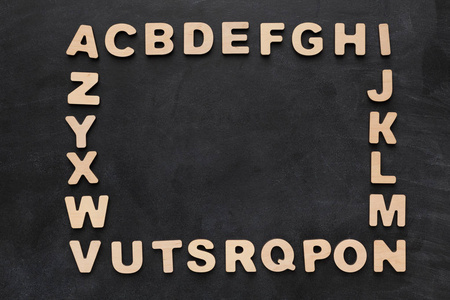 黑色背景的木制英文字母图片