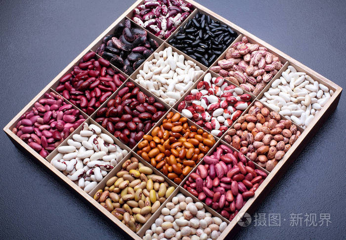 豆类豆类的不同类型 在木箱里 品种的豆类 小红豆 思嘉流豆菜豆花菜 黄油豆 芸豆 托豆等各种豆 类 顶部视图 在黑暗金石照片 正版商用图片0g5dhx 摄图新视界