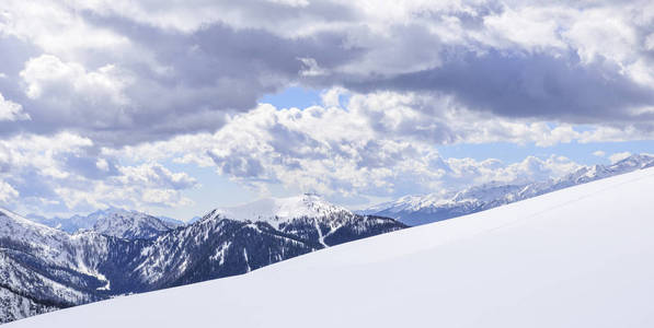 冬季阿尔卑斯山的山峰与柔和的雪