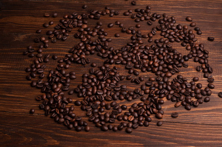 咖啡豆在黑暗的木制背景