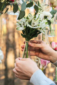 婚礼鲜花装饰拱在森林里。婚礼花装饰理念。婚礼的概念