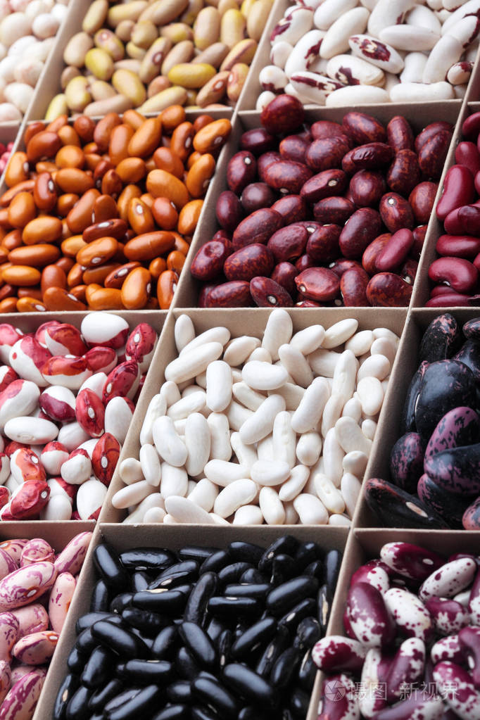 在木箱里.品种的豆类.