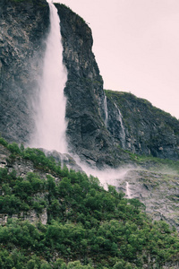 瀑布 innorwegian 山