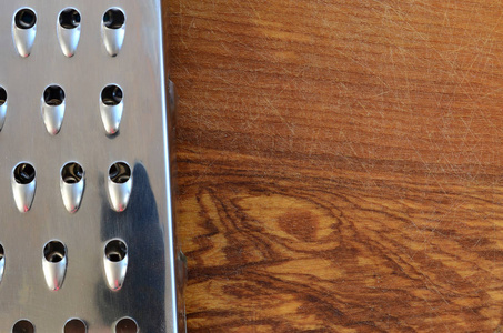 铬磨擦在切割板上有很多疤痕从斧头和刀。烹饪食谱的背景图像
