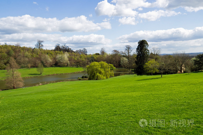 山水风景自然茂盛的青草