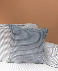 现代舒适的沙发带灰色装饰方形枕头或坐垫, 关闭